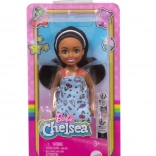 Puppe BARBIE Chelsea – blaues Kleid mit buntem Print