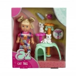 Puppe Evička mit Katzenkratzbaum