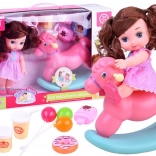 Puppe im rosa Polka-Dot-Kleid mit Schaukelpferd und Zubehör