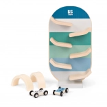 Holz-Autorennbahn mit kleinen Autos und Bögen