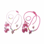 modisches Set mit Puppe und Accessoires für kleine Fashionistas