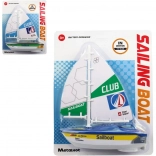 Plastsegelboot mit Batterien