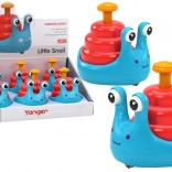 Glückliche rollende Schnecke auf einem blauen und roten Pferd