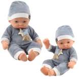 Baby-Puppe im grauen Pyjama mit Mütze