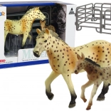 Set mit 2 Knabstrupper-Pferdefiguren mit Fohlen und Zaun