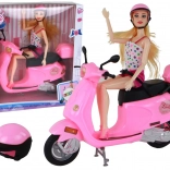 Set Puppe auf rosa Roller mit beweglichen Gelenken