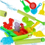 Kinderboot mit Sandspielzeug und Wasserpistole