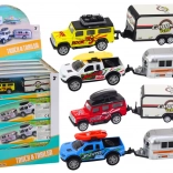 Geländewagen mit Wohnwagenanhänger